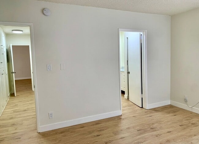 Building Photo - Spacious 3 bedroom unit located in Canoga Park! MOVE IN READY