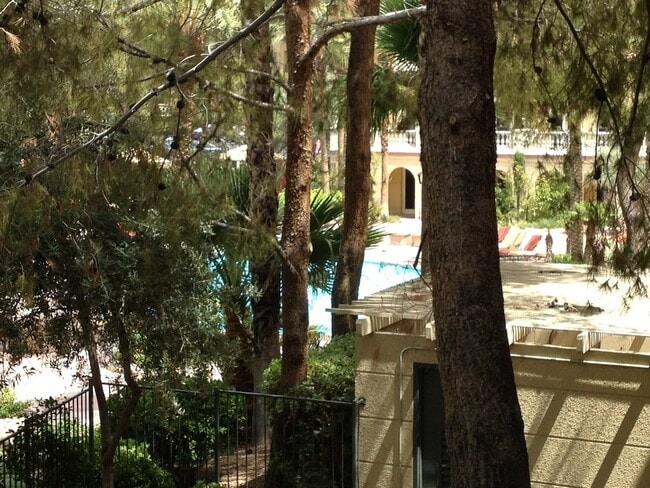 Building Photo - Beautiful Fully Furnished 1 bedroom just b...