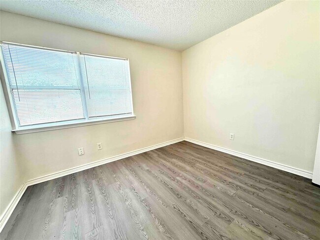 Building Photo - 10802 Lambert Cir