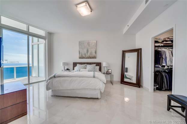 Building Photo - 15811 Collins Ave