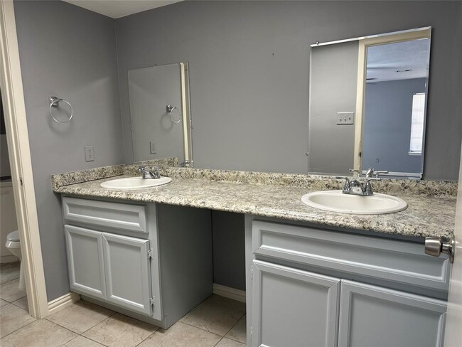Building Photo - 12011 Carriage Ridge Ct