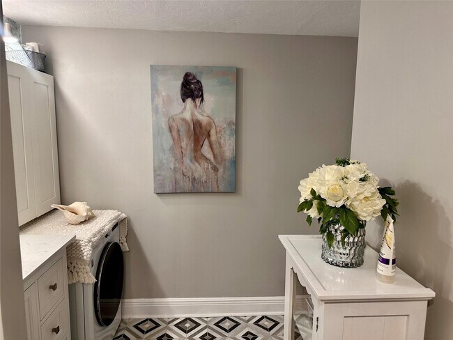 Building Photo - 1147 Hillsboro Mile