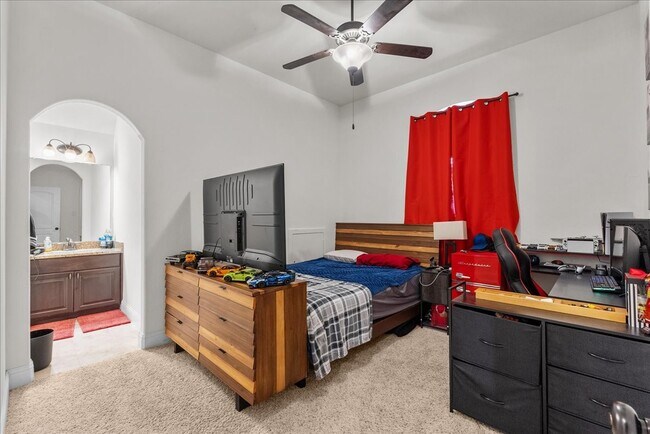 Building Photo - 1636 Longwood Glen Ln