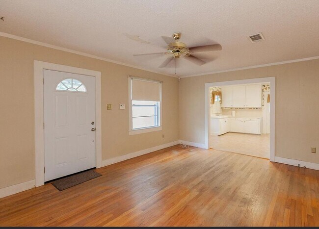 Building Photo - Mid City Beauty for Lease