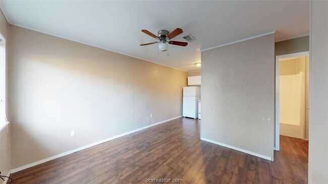 Building Photo - 204 Lynn Dr