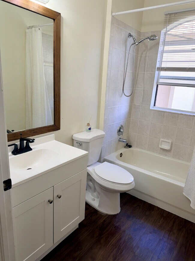 Building Photo - "Charming 3-Bed, 2-Bath Oasis in Wellington's Heart – 1060 Sqft of Comfort Awaits!"