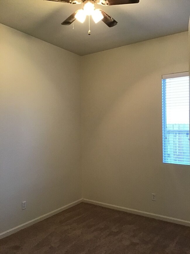 Building Photo - Woodcreek Oaks area home with pool