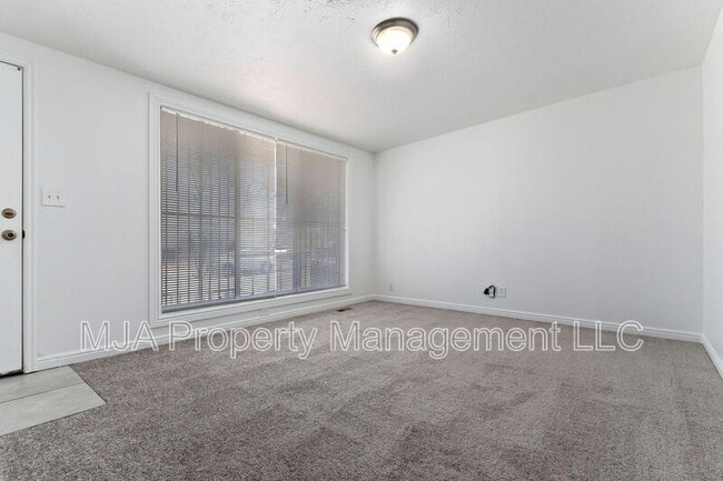 Building Photo - 443 Dorothea Way