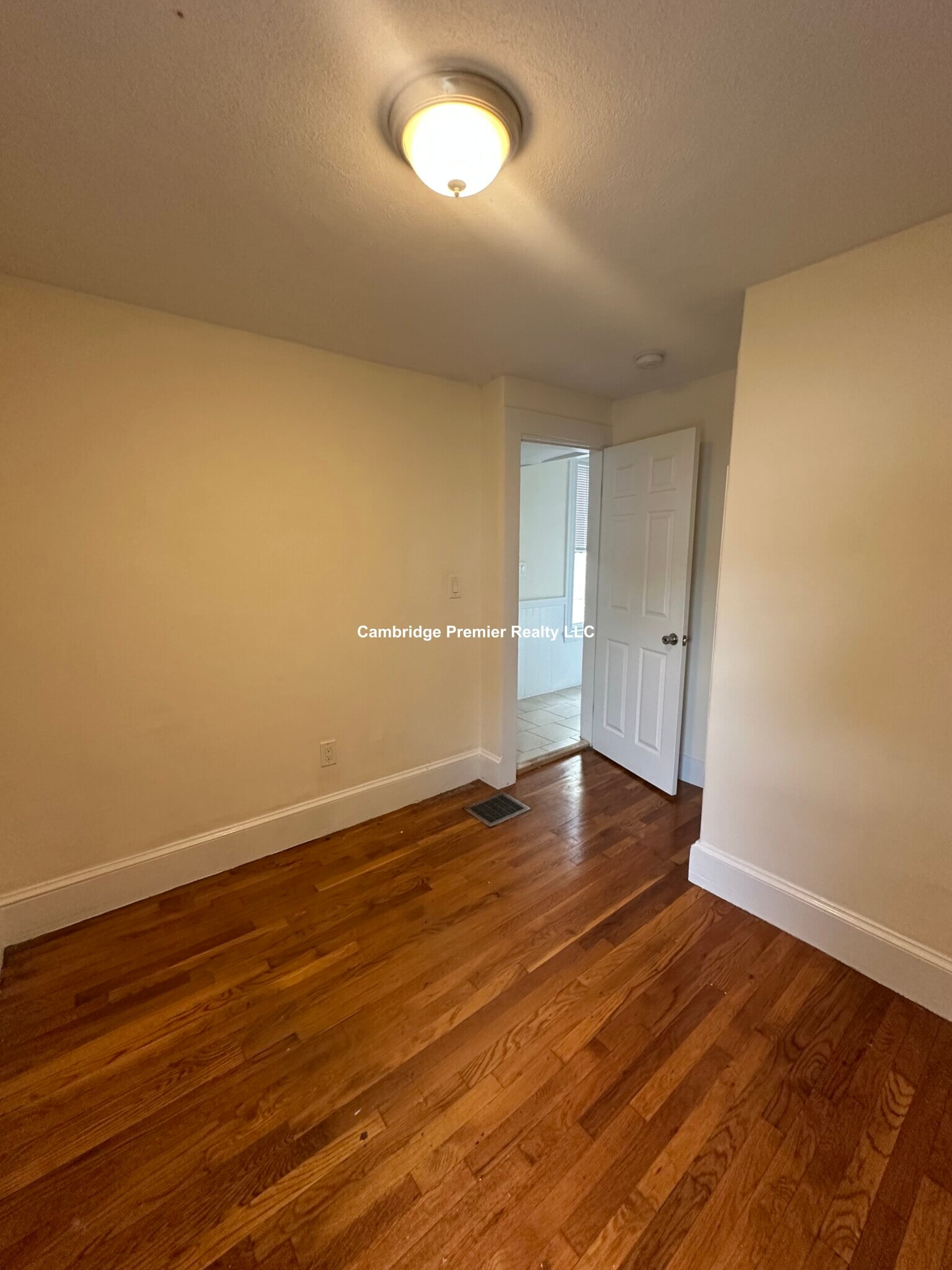 Building Photo - 55 Bonair St