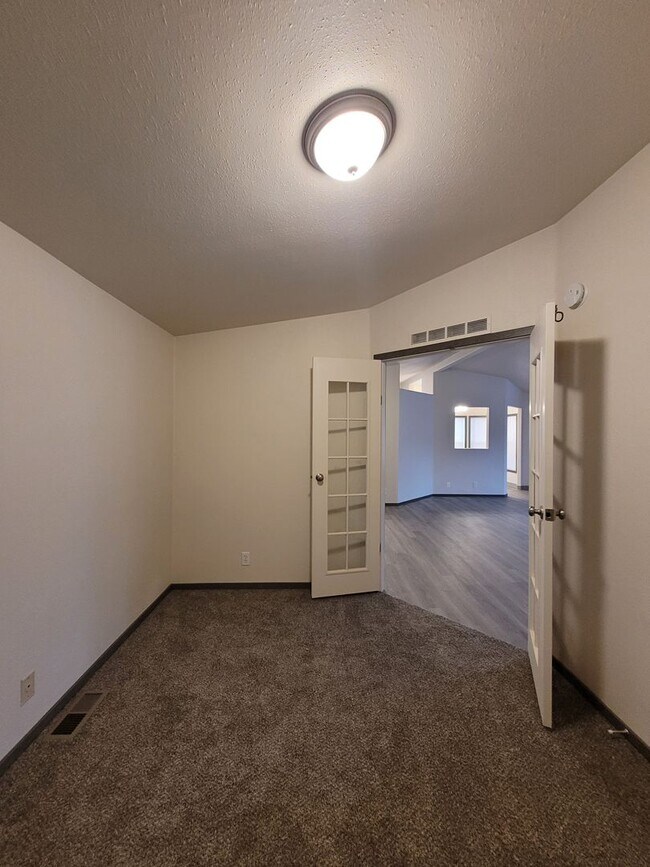 Building Photo - 3Bed : 2Bath Home with 2 Car Garage and Ac...