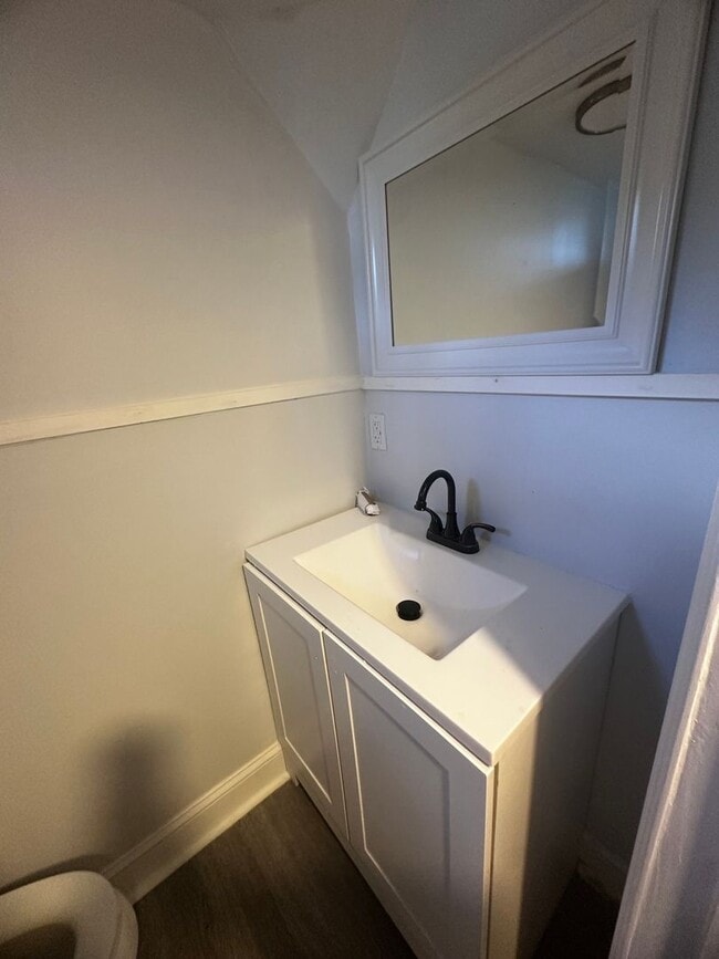 Building Photo - Beautiful newly renovated home in the Midd...