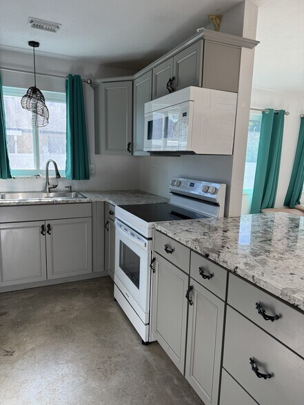 Stove and Microwave - 11297 Summerwinds Ct