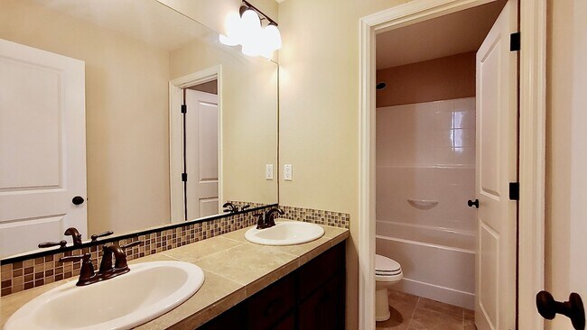 Building Photo - Beautiful Cedar Mills Home With An Easy Co...