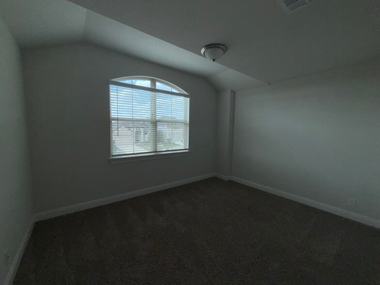 Building Photo - 27610 Falls Cv