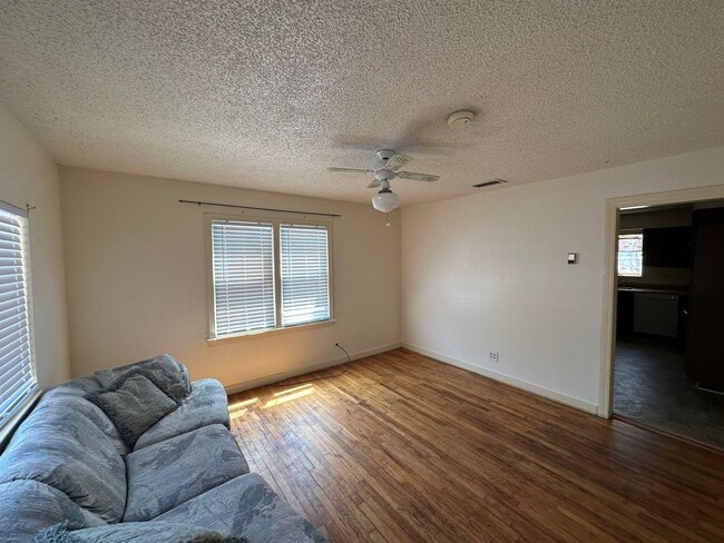 Building Photo - 3 Bed 1 Bath Home