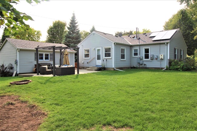 Building Photo - Beautifully updated Richfield home! Open c...