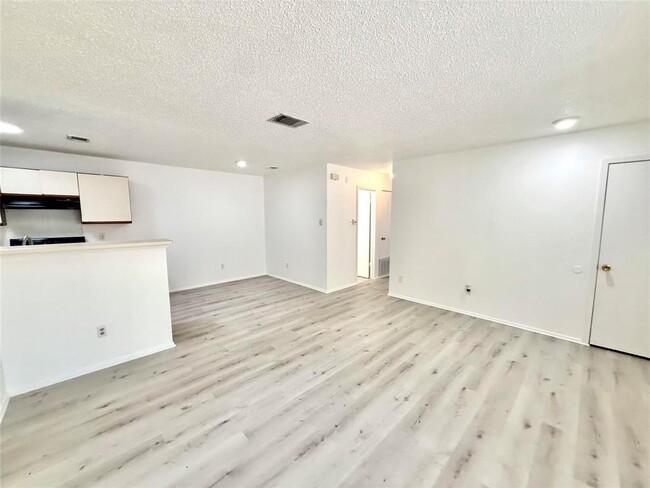 Building Photo - 403 Country Aire Dr