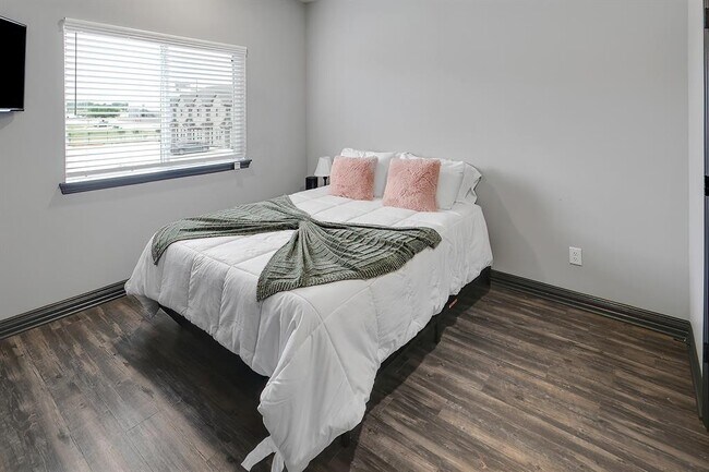 Building Photo - 1451 Associates Ave