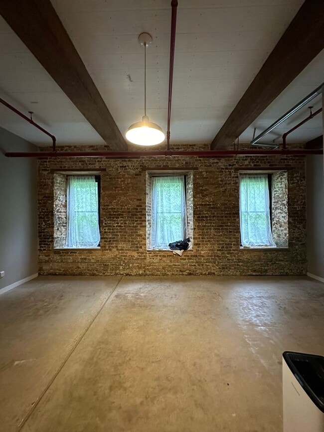 Building Photo - 1 bedroom condo on the river
