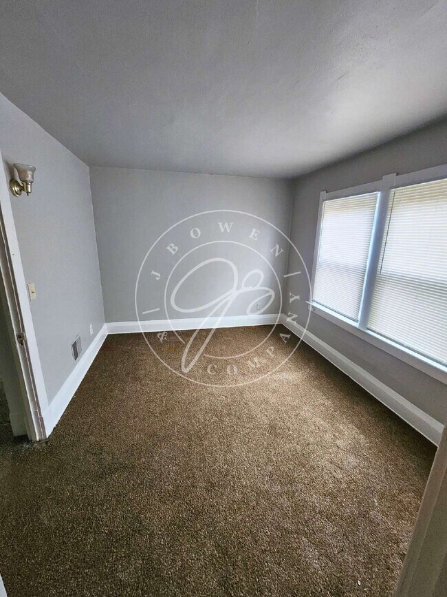 Building Photo - 2 story 3 bed with updates! Move in and ca...