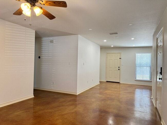 Building Photo - 13343-13343 Country Meadow Ln