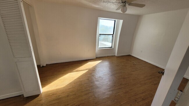 Building Photo - 3 Bedroom, 1.5 Bath - Two-Story Home/Duplex