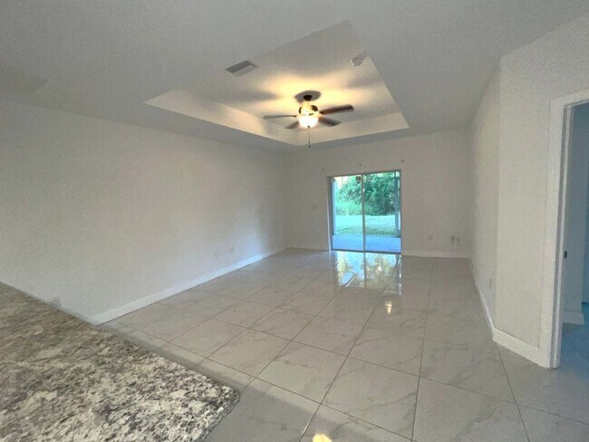 Building Photo - Great Location-Large 2/2/1 + DEN Duplex