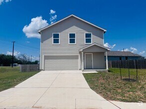 Building Photo - 4bd 2.5 ba in New Braunfels