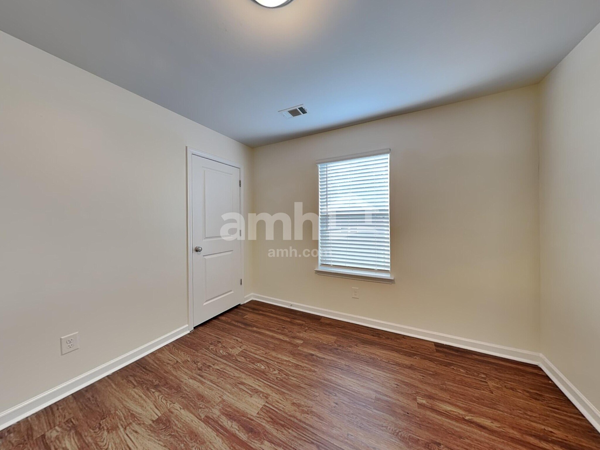 Building Photo - 553 Camp dr