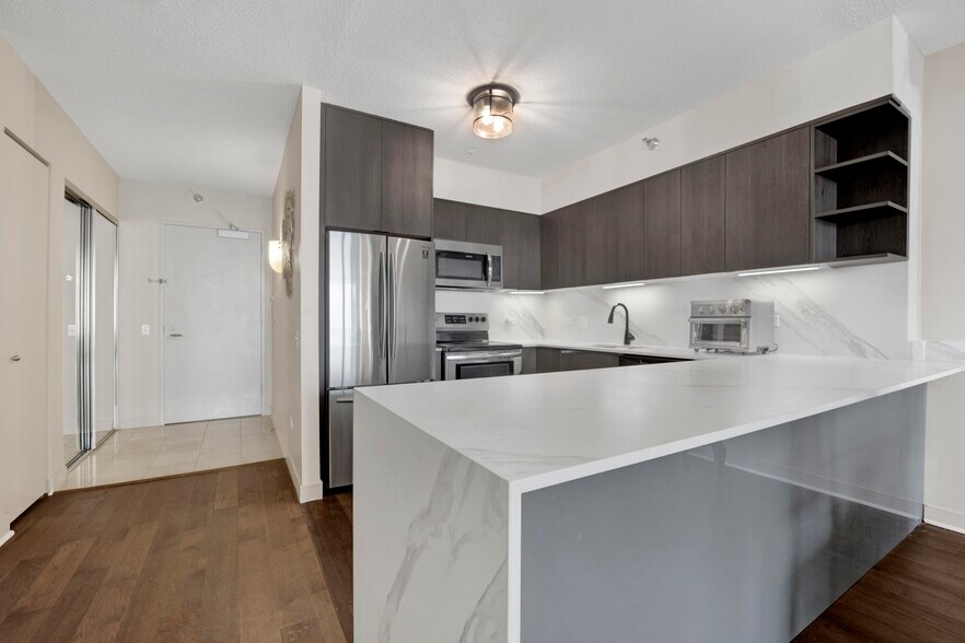 Building Photo - 512 N McClurg Ct