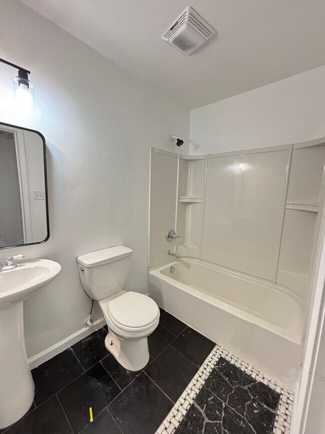 Building Photo - Spacious and beautifully updated 4-bedroom...