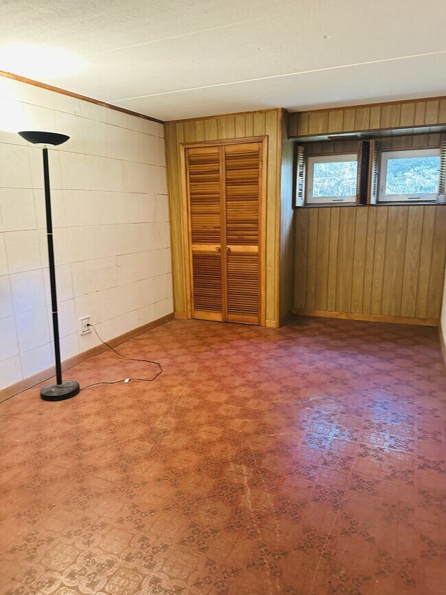 Building Photo - Hyde Park Town-House for Rent