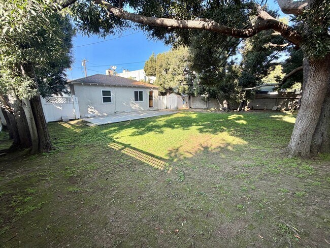 Building Photo - Charming El Segundo Bungalow w/ In-Unit Laundry & Huge Backyard!