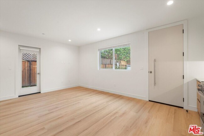 Building Photo - 11023 1/2 Blix St