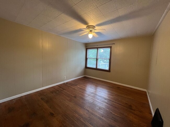 Building Photo - Available Mid-May 4 Bedroom / 1.5 Bathroom for Rent