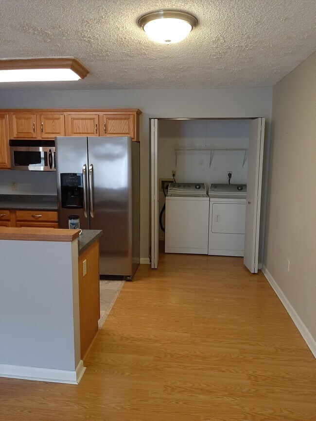 Building Photo - 582 Moull St