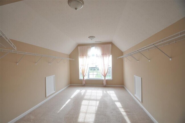 Building Photo - 2556 Diamond Lake Dr
