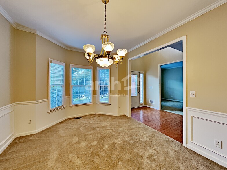 Building Photo - 3305 Maple Terrace Dr