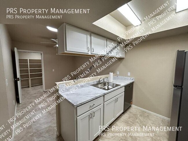 Building Photo - 551 S Lesueur-Unit 1