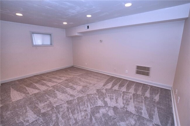 Building Photo - 417 10th St NE