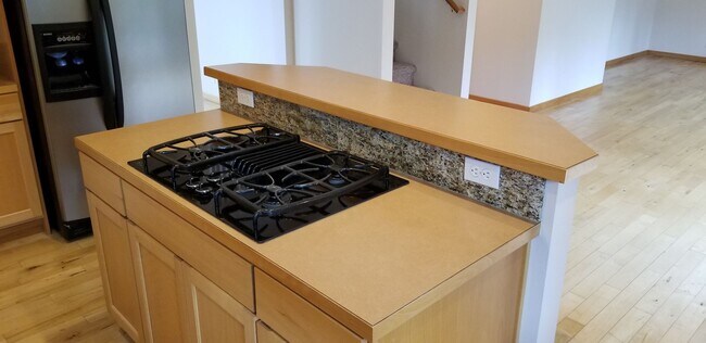 Building Photo - Spacious Two-Story in Port Orchard