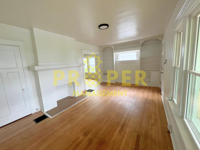 Building Photo - 3 bedrooms 2 bathrooms house for rent