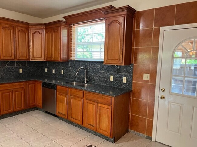 Building Photo - Beautiful Single Story home in Carmichael, 4+2, Large living area, 2 garages.