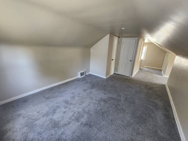 Building Photo - Charming 3-Bedroom Property in Prime Location