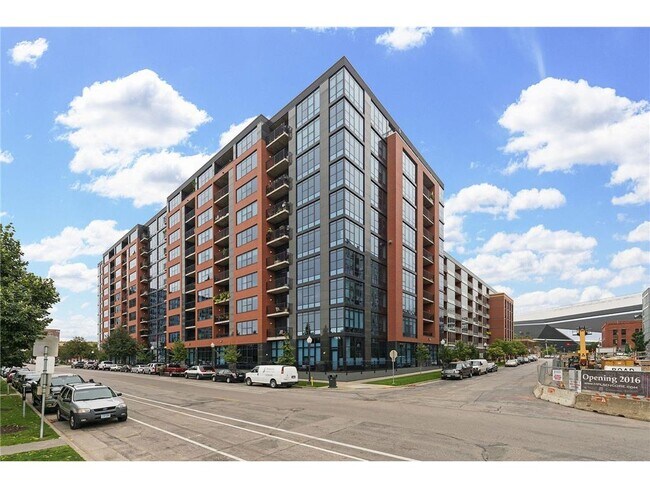 Building Photo - 215 10th Ave S