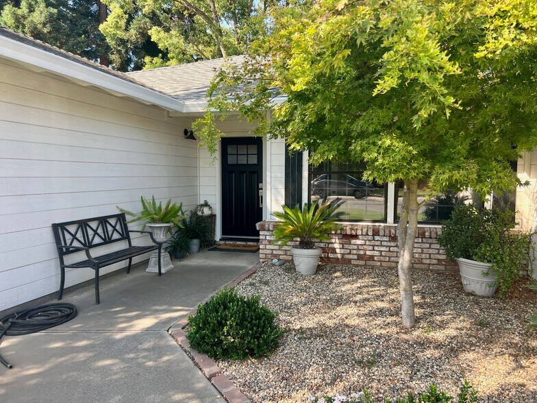 Building Photo - 773 Skylark Dr