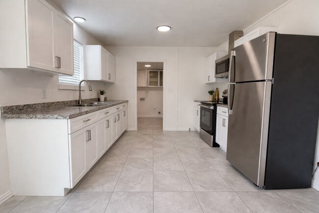 Building Photo - 209 W Alfred St