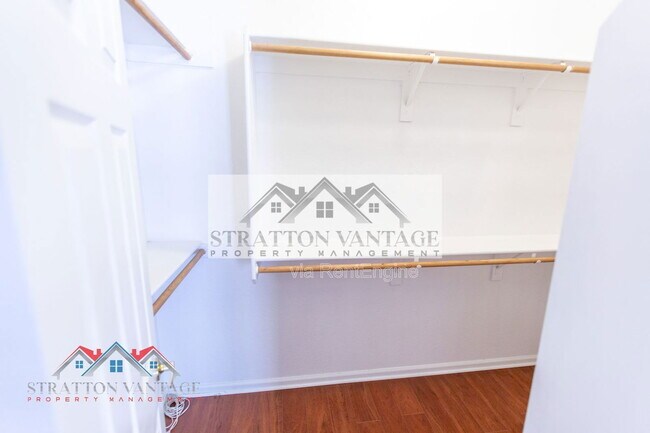 Building Photo - 1015 E Brentrup Dr