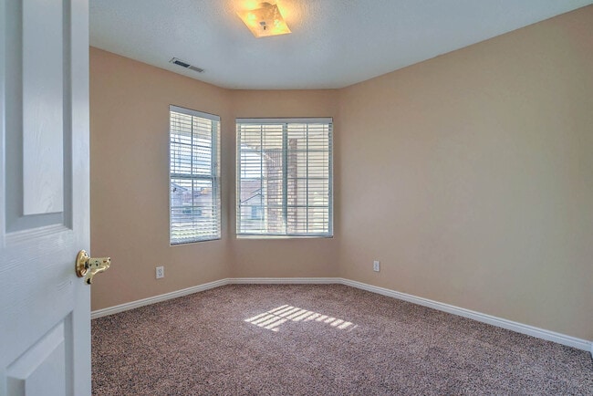 Building Photo - Beautiful Home in Green Valley