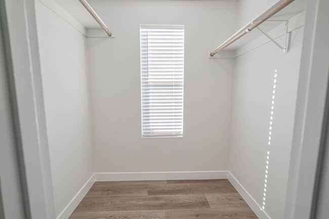 Building Photo - 3-Bedroom Home with Dog Run and Private Yard in Santa Clarita!